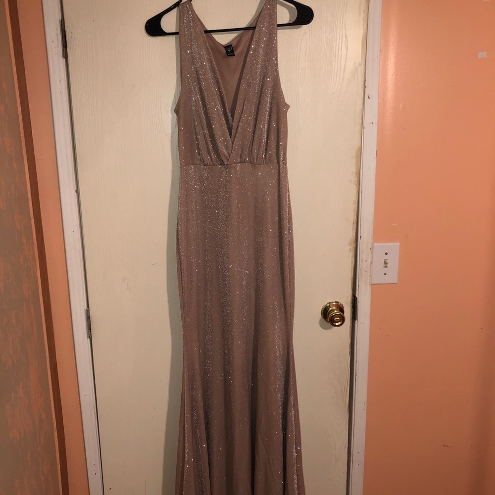 Long, trumpet style dress. Beautiful prom dress.
